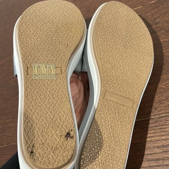 Vince Camuto Women’s Silver Platform Slides Size 10 - Picture 6 of 9